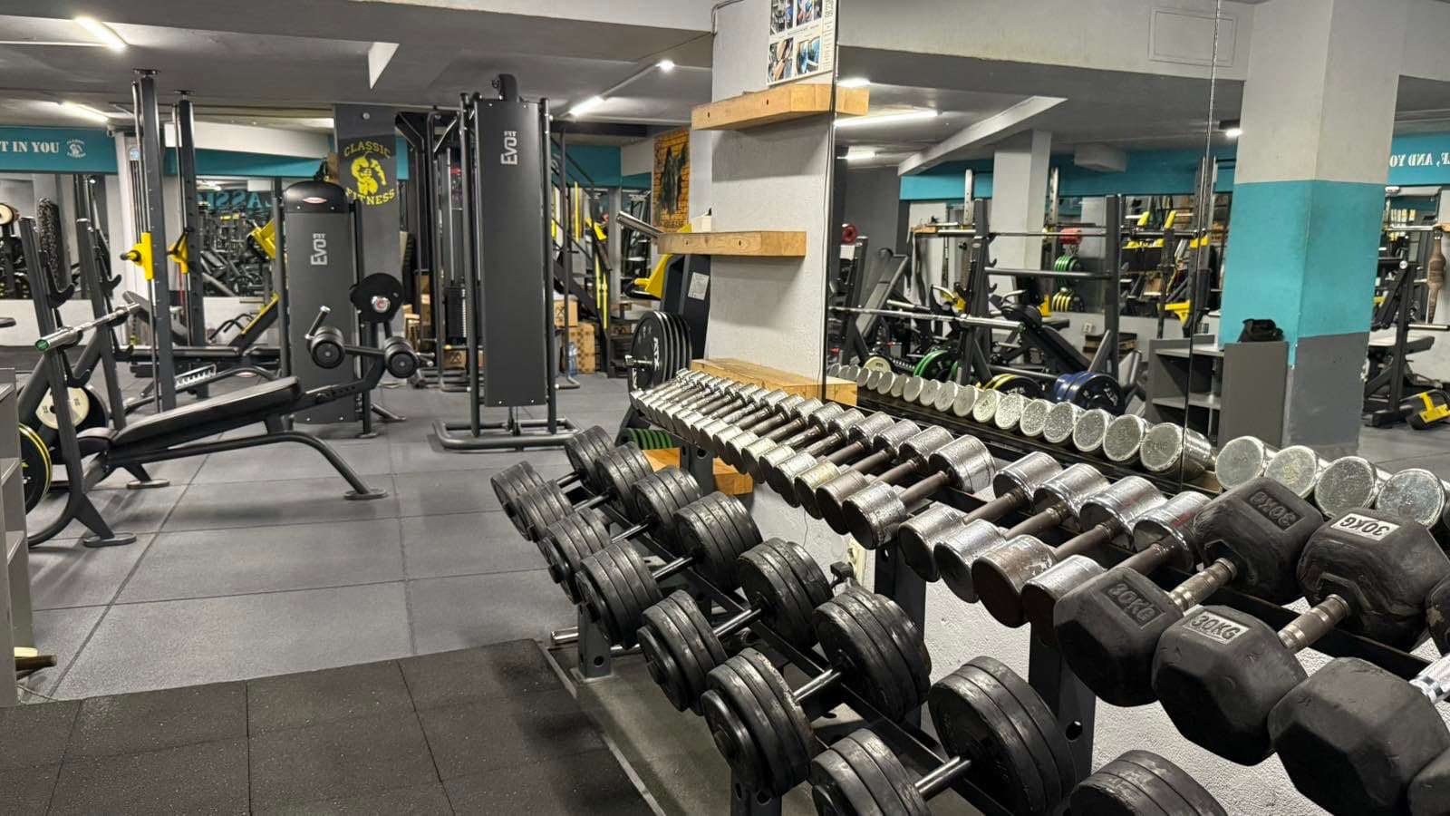 Широк поглед към залата на Classic Fitness.